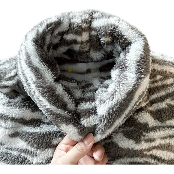 Zella Gray Zebra Print Turtleneck Fleece Pullover Womens Size S - Picture 2 of 8